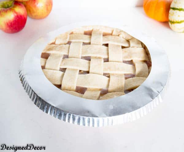 using a tin foil to bake an apple pie