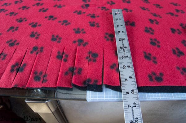 how to cut a No Sew Blanket-