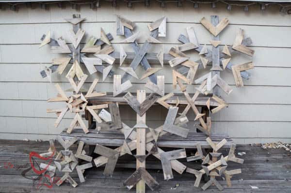 DIY Pallet Projects- Pallet Snowflakes-