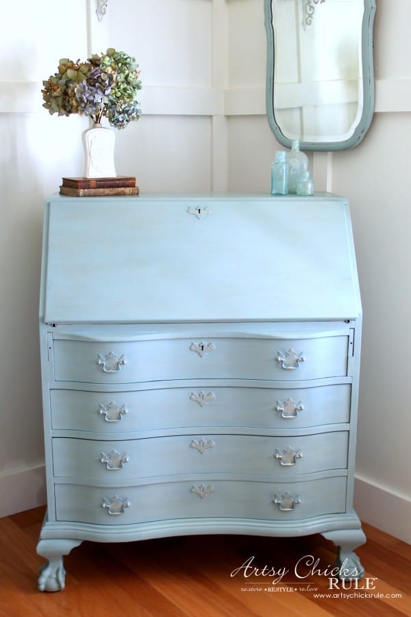 Secretary-Desk-Makeover-Chalk-Paint®-by-Annie-Sloan-AFTER-1-MadeItMyOwn-sp-chalkpaint-artsychicksrule-600x900 (1)