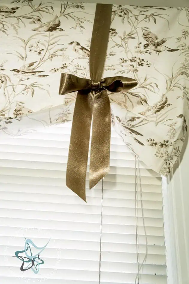 How-to-DIY-window-coverings-no-sew spray painted window blind with a valance