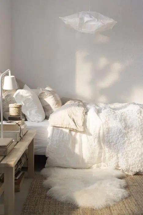 layering balnks, pillows and rugs for warm winter decor enhanced-15021-1452120706-11
