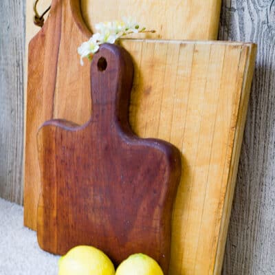 How to clean a cutting board with natural ingredients