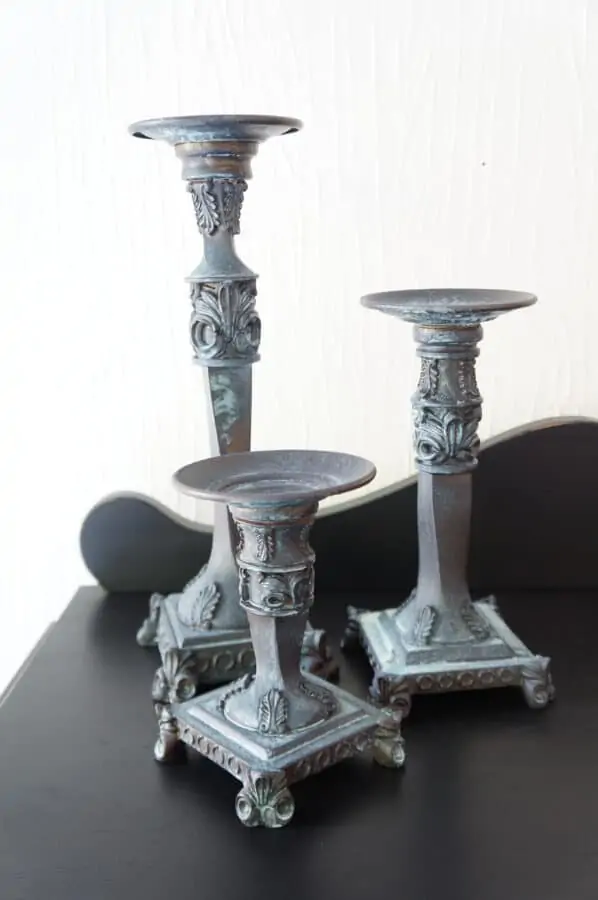 See how easy it is to create a patina effect on any type of surface. This furniture painting tutorial shows you how to create the patina effect with step by step instructions. #furniturepaintingtutorial