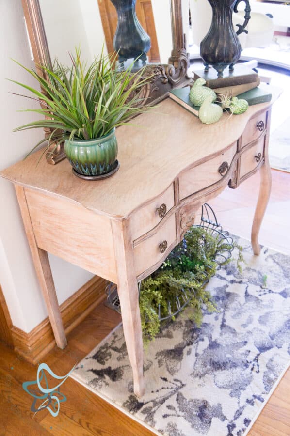 How To Distress Painted Furniture Using Clorox Wipes