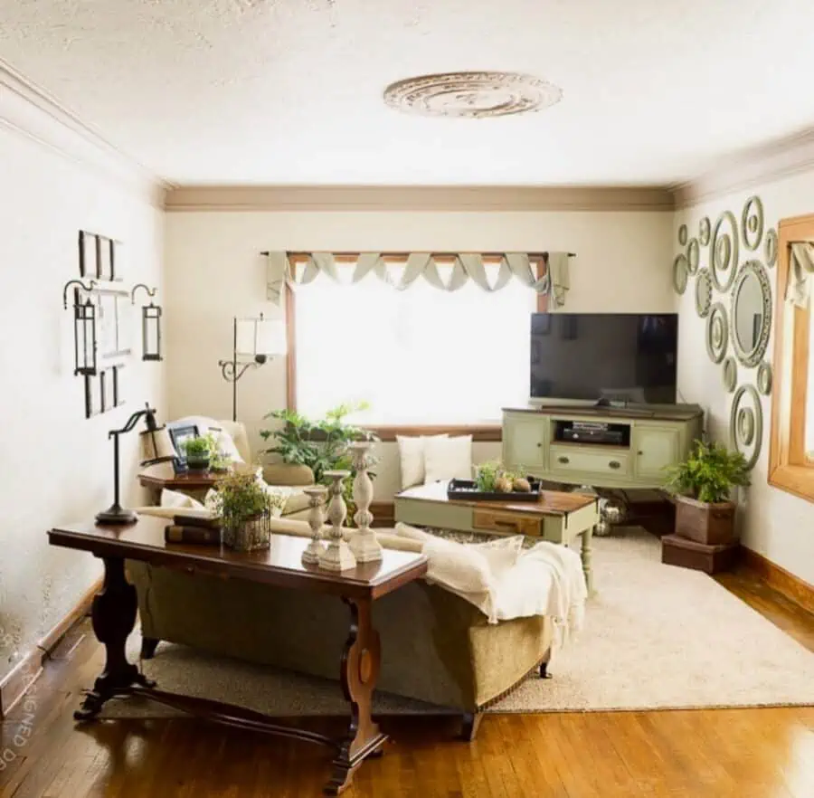 living room with hardwood flooring 